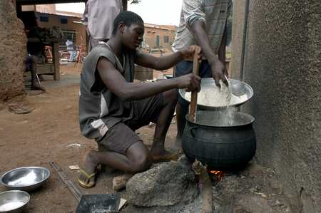 Bobo Dioulasso, Burkina Faso - February 19, 2005: boy in the prison kitchen.Prisons of living dangerously mixed adults association Terres des Hommes and transfers these specific rehabilitation center Layeのeditorial素材