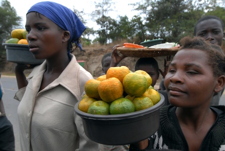 Malawi-April,2007: woman selling fruit at bus stops. in a many bus stations women sell fruit to the passengers of the busのeditorial素材