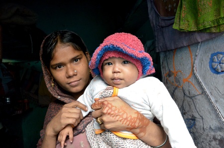 New Delhi,India-February 4, 2013: a young Indian mother with her child who lives in the poorest district of New Delhi のeditorial素材