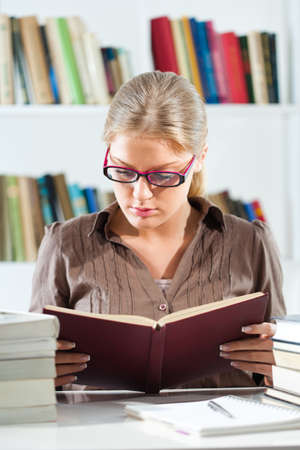 Student learning in library.の写真素材