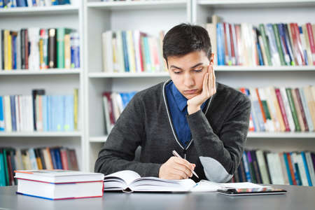 Student learning in libraryの写真素材