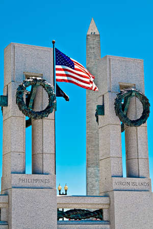 World War II memorial in Washington DC.  Washington monument visible in background.  のeditorial素材