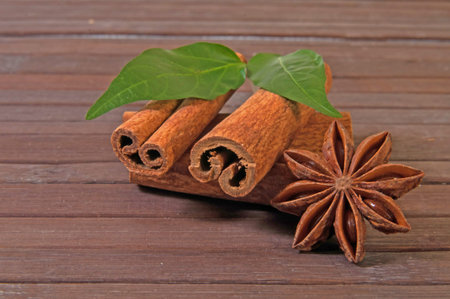 Cannelle and star aise on dark wood.