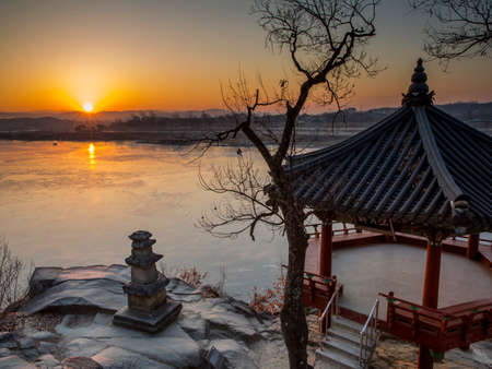 Sunrise at Sinreuk templeの写真素材