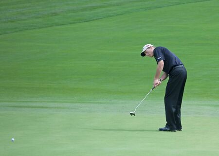 FARMINGDALE, NY - JUNE 15: Jim Furyk putts on the 12th hole on the Black Course during the 2009 US Open on June 15, 2009 in Farmingdale, NY.のeditorial素材