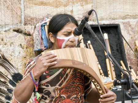 CUENCA, ECUADOR - MAY 27: Andean Indian plays traditional instruments on May 27, 2011 in Cuenca, Ecuador. Indigenous descendants are found in the towns of the Andes mountain range in South America.のeditorial素材
