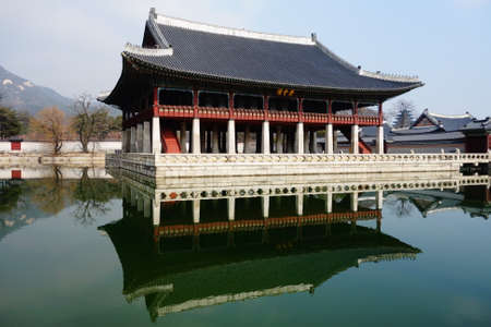 The view of Gyeonghoeru in Gyeongbokgung Palace, the beautiful view of Gyeonghoeru reflected in the pond.のeditorial素材