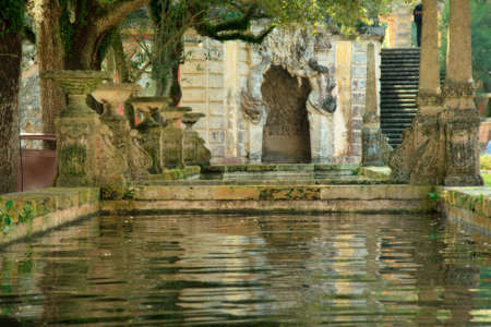 Statues and surrounding plants of a gardenの写真素材