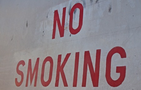 No Smoking sign in red lettersの写真素材