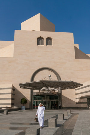 DOHA, QATAR - DECEMBER 1 2008: Entrance to The Museum of Islamic Art, December 1 2008 in Doha, Qatarのeditorial素材