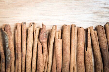 close up cinnamon stick arrange as a row as a backgroundの写真素材