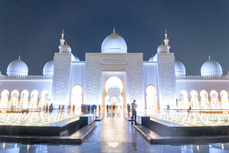 Sheikh Zayed Grand Mosque at night in Abu Dhabi, United Arab Emirates.のeditorial素材