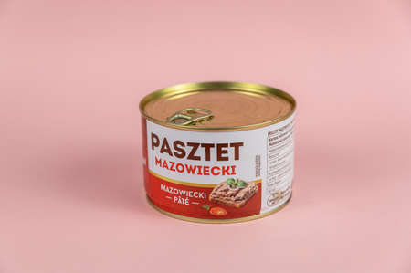 Canned in front of the pink background. A tin of Masowiecki pate. The Polish Sokolov brand. Ukraine, Nikolaev -05 25 2022のeditorial素材