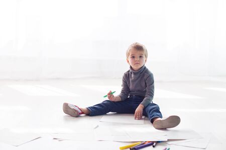 little boy draws drawingの写真素材