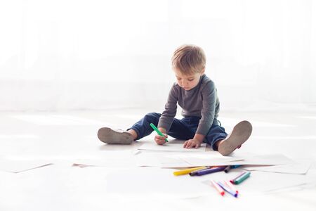 little boy draws drawingの写真素材
