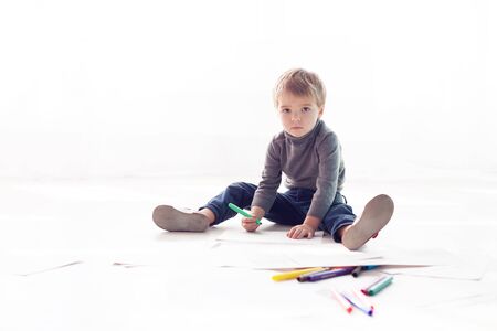 little boy draws drawingの写真素材