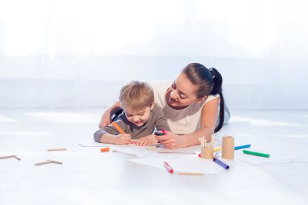 mother draws with little boy kidの写真素材