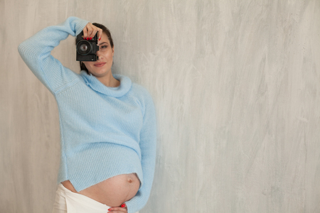 pregnant woman photographer with a film camera 1の写真素材