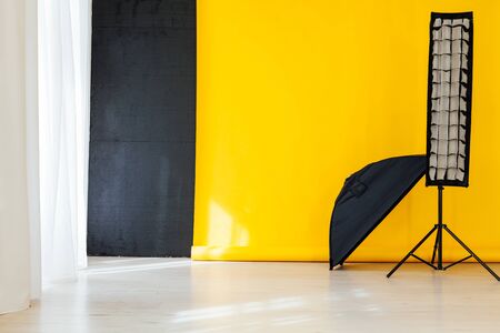 photo studio equipment in the interior of the room with a yellow backgroundの写真素材