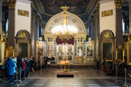 Sankt-Petersburg, Russia, 22.04.2018 - People inside of Kazanskiy Kafedralniy Soborのeditorial素材