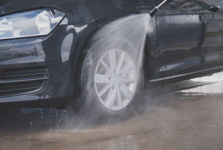 Car wash using high pressure water jet.の写真素材