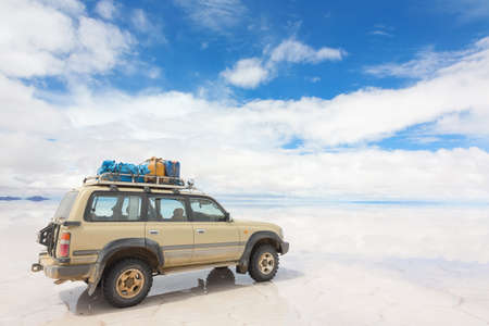 Off-road car on the reflected surface of lake Salar de Uyuni in Boliviaのeditorial素材
