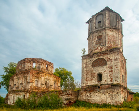 the dilapidated cathedral of the Krasnogorsky monastery Arkhangelsk region Pinezhsky district krasnaya Gorka on the background of a blue sky with cloudsの写真素材