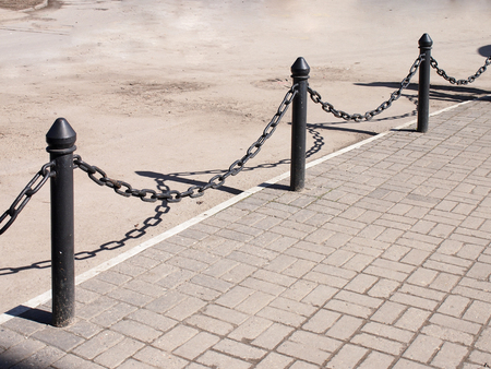Column chain fence