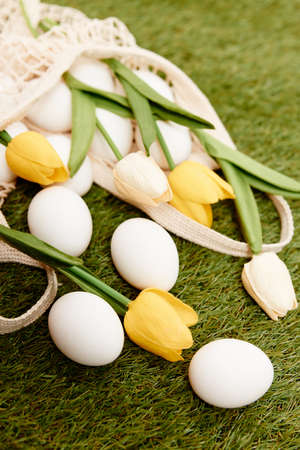 easter eggs bouquet flowers holiday tradition lawn backgroundの写真素材