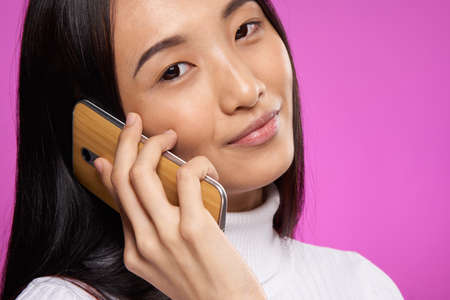 pretty brunette talking on the phone internet technology lifestyleの写真素材