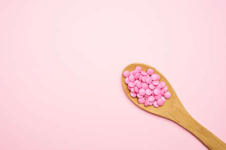 pink pills in spoon isolated background medicine pharmacyの写真素材