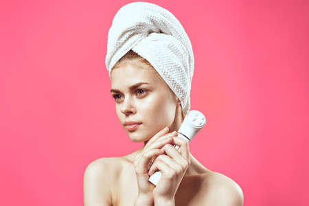 cheerful woman naked shoulders skin cleaning spa treatments modelの写真素材
