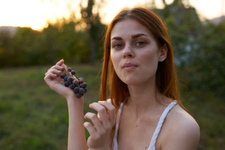 woman eating grapes nature yes organic restの写真素材