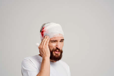 patient in a white t-shirt trauma health diagnosis light backgroundの写真素材