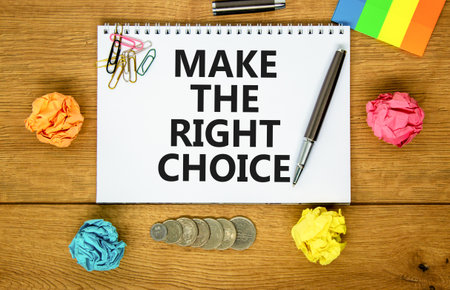 Make the right choice symbol. Concept words phrase Make the right choice on beautiful white note. Colored paper. Beautiful wooden background. Business Make the right choice concept. Copy space.の写真素材