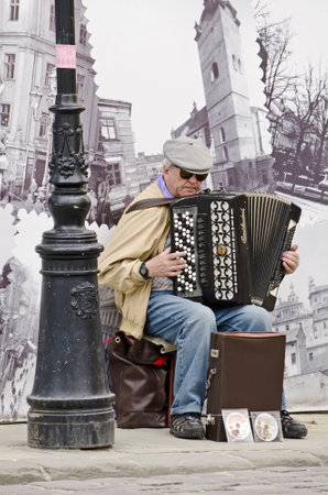 LVOV, UKRAINE - APRIL 25: Street musician in the center of Lvov entertain tourists on April 25, 2013 in Lviv, Ukraineのeditorial素材