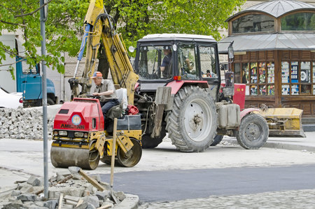 LVOV, UKRAINE - APRIL 27: Road roller compacted asphalt during the repair on the main street of Lvov on April 27, 2013 in Lviv, Ukraineのeditorial素材