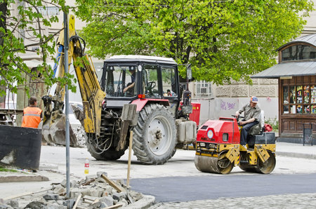 LVOV, UKRAINE - APRIL 27: Road roller compacted asphalt during the repair on the main street of Lvov on April 27, 2013 in Lviv, Ukraineのeditorial素材