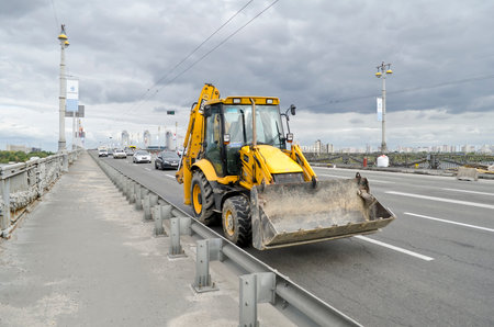 KIEV, UKRAINE - OCTOBER 02: Car traffic on the bridge Paton partially restricted due to repairs on October 02, 2013 in Kyiv, Ukraineのeditorial素材