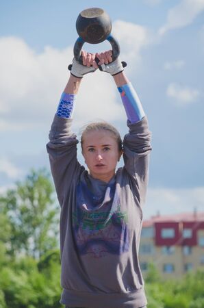 Russia Nikolskoe July 21016 competition for the crossfit girl in a gray pesters the weight over my headのeditorial素材