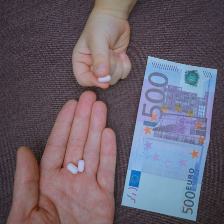 the child takes the pill, paying a five hundred eurosの写真素材