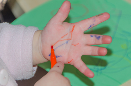 close-up, the child draws a marker on the handの写真素材