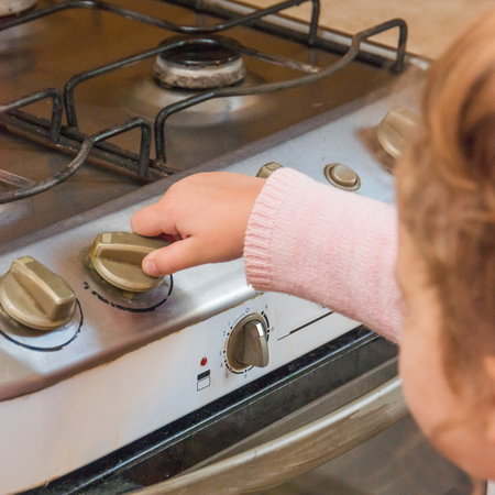 girl, a child includes a gas stove in the absence of adults, the risk of poisoning, fire, explosion