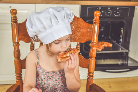 girl child cooks pizza in the oven photo without filterの写真素材