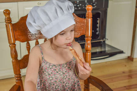 girl child cooks pizza in the oven photo without filterの写真素材