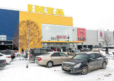 Novosibirsk, Russia-December 30, 2018 Nissan car Teanaand others are in the Parking lot of the shopping center IKEA  in the winter of Christmas in Novosibirsk December 30, 2018.のeditorial素材