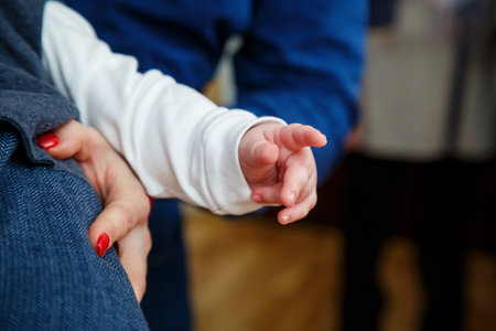 Children hand in mom handの写真素材