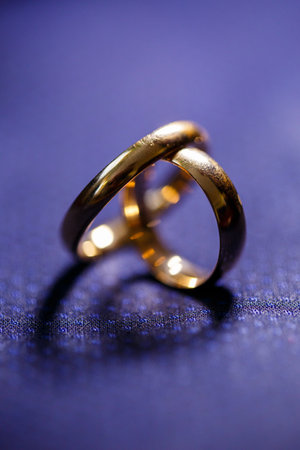Gold wedding rings for newlyweds on wedding dayの写真素材
