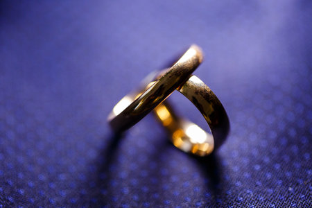 Gold wedding rings for newlyweds on wedding dayの写真素材