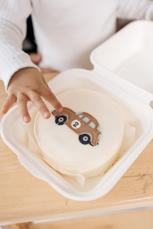 A delightful round cake that showcases an adorable vintage car design, making it perfect for childrens birthday parties and special celebrations. Ideal for creating sweet momentsの写真素材